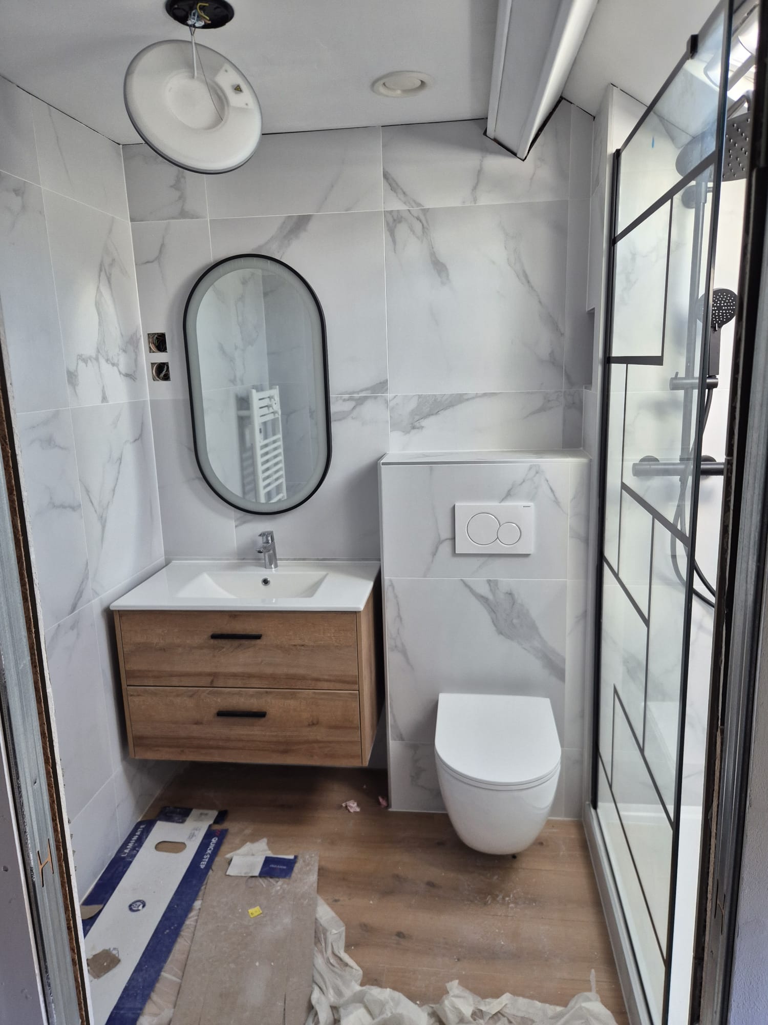 Salle de bain terminée à Ransart : meuble vasque, WC suspendu et douche