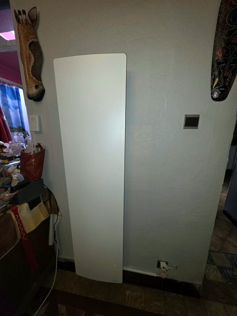 Radiateur électrique vertical Atlantic Agilia+ dans un séjour à Pont-à-Celles